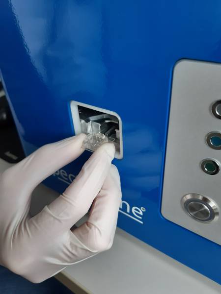 ncs1_inserting_sample.jpg ncs1_inserting_sample.jpg